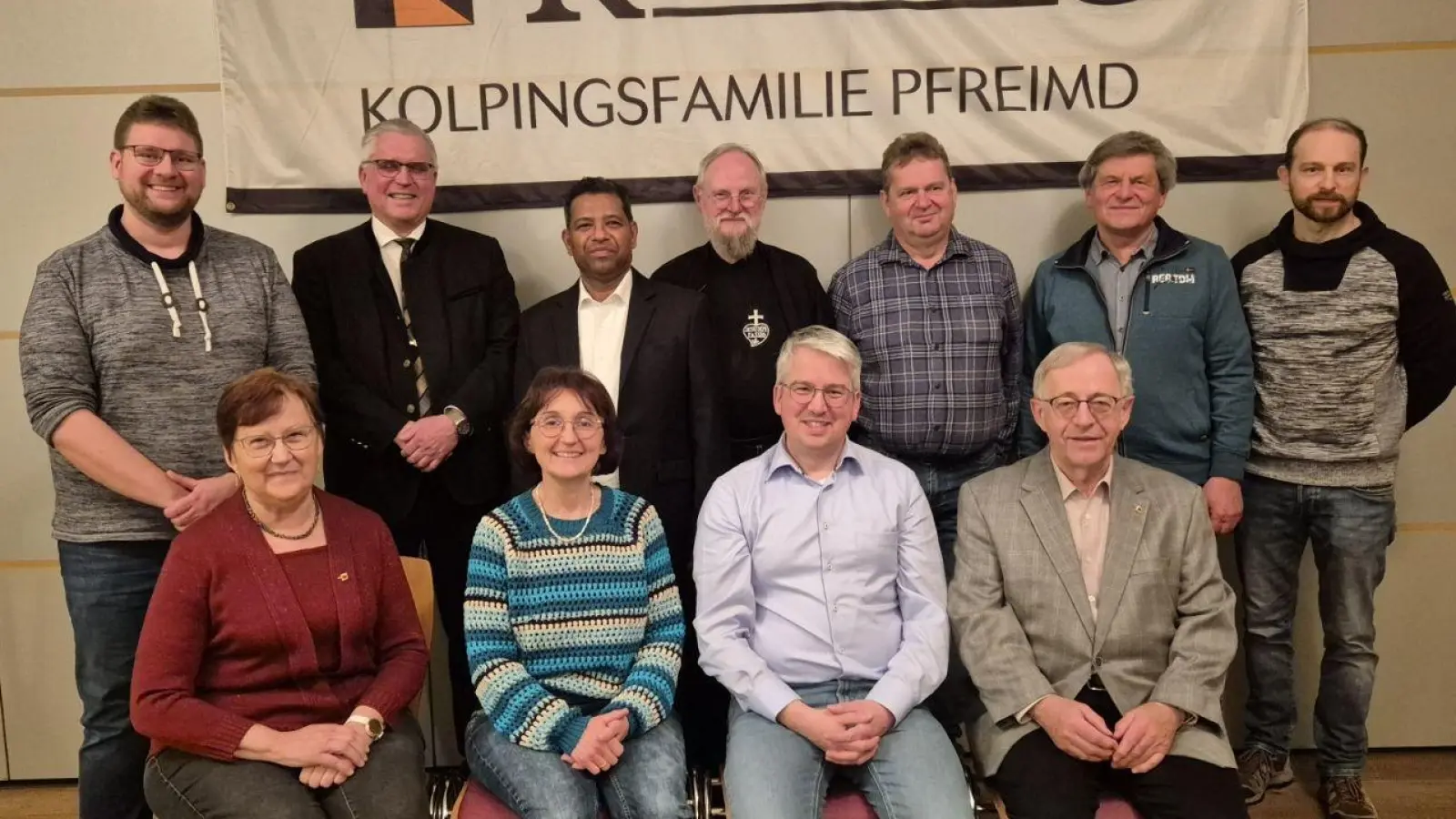 Das wiedergewählte Vorstandsteam der Kolpingsfamilie Pfreimd mit Bezirkspräses P. Alban, Pfarrer P. Georg und Bürgermeister Richard Tischler. (Bild: Anton Richthammer)