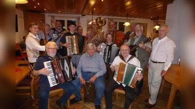 Volksmusik am laufenden Band präsentierten die 13 Interpreten im „Posthorn”, organisiert von Alfons Fehlner (rechts) (Bild: Siegfried Bock )