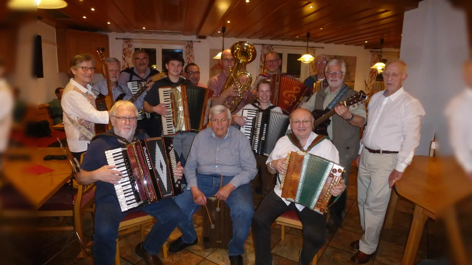 Volksmusik am laufenden Band präsentierten die 13 Interpreten im „Posthorn”, organisiert von Alfons Fehlner (rechts) (Bild: Siegfried Bock )