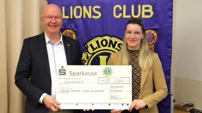 Der Präsident des Lions Clubs Schwandorf, Bernhard Gruber mit Hospizleitung Katharina Salbeck bei der Spendenübergabe.  (Bild: Tamara Deml -Glöckner)
