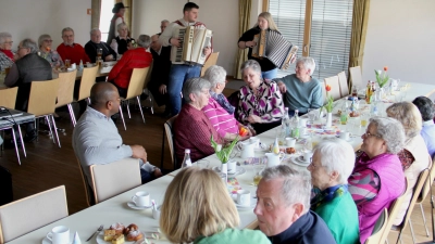 Mit schneidiger Musik überbrückten Lina und Merlin die Pausen beim Seniorennachmittag im Pfarrheim Niedermurach. (Bild: Josef Böhm)