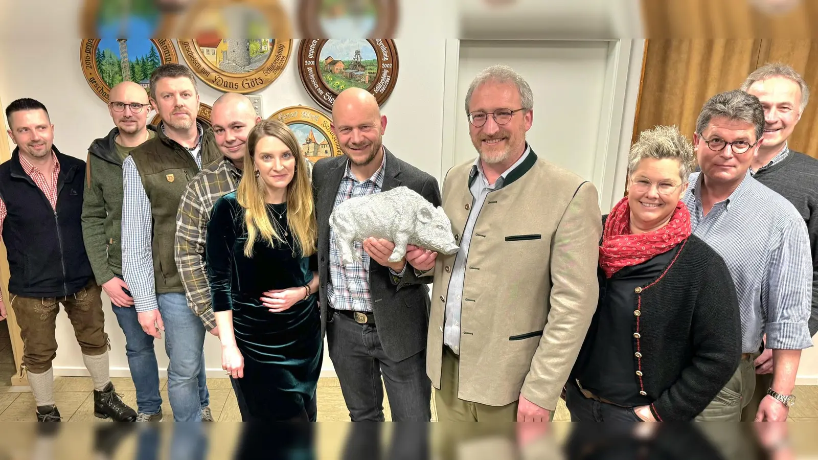 Nach 15 Jahren an der Spitze verabschieden sich Maximilian von Waldenfels (Vierter von rechts), Susanne Lang (Dritte von rechts), Thorsten Tschöpel (Zweite von rechts) und Jürgen Tschöpel (rechts) aus dem Vorstand der Hegegemeinschaft Arzberg. Das Staffelschwein ging ans neue Team: Stefan Büttner (Sechster von links), Philipp Löser (Vierter von links), Matthias Franz (Dritter von links), Marco Wandura (Zweiter von links). Als Unterstützer dabei: Stefan Weiß (links) und Kathrin Kammermeier (Fünfte von links). (Bild: Alice Achatz)