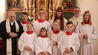 Auf dem Bild die neuen Ministranten und Ministrantinnen, P. Friedhelm Czinczoll und Pfr. Dr. Vogl mit den Oberministranten Josepha Wifling und Lukas Wurm, sowie Amelie Heindl und Matthias Forster,  (Bild: Lukas Forster)