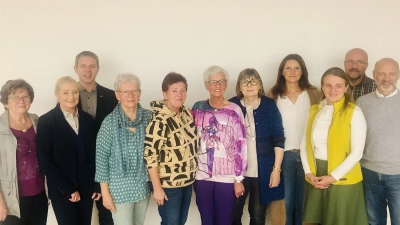 Der Hospizverein Stadt und Landkreis Schwandorf hat einen neuen Vorstand gewählt. Das Bild zeigt das neue Vorstandsteam mit den ausgeschiedenen Vorstandsmitgliedern.  (Bild: Hospizverein Schwandorf/exb)