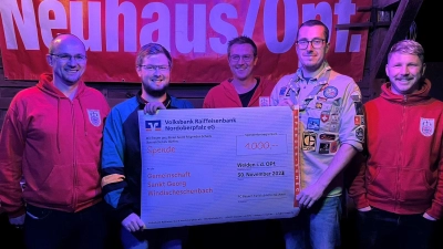 FC Bayern Fanclun Hitn Neuhaus Spendet Für den Abenteuer Spielplatz (Bild: Johannes Sperber)