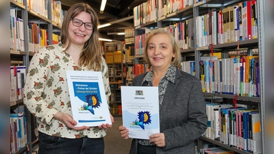 Von links: Lena Konrad, stellvertretende Bibliotheksleiterin, und Monika Patuska, Bibliotheksmitarbeiterin, freuen sich über das Gütesiegel. (Bild: Sonja Wiesel)