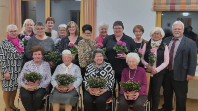 Die Jubilarinnen mit Bezirksvorsitzender Angelika Vogl (links) und Pfarrer Arnold Pirner (rechts).<br>Von links nach rechts, 1. Reihe: Elisabeth Specht, Thekla Bauer, Theresia Knorr, Hilde Meiller.<br>2. Reihe: Angelika Vogl, Ursula Müller, Marianne Paulus, Petra Irlbacher, Barbara Schwandner, Barbara Beer.<br>3. Reihe: Luise Köllner, Rita Schimetscheck, Hildegard Rupprecht, Rita Gleißner, Ingrid Mages. (Bild: Maria Lehnert)