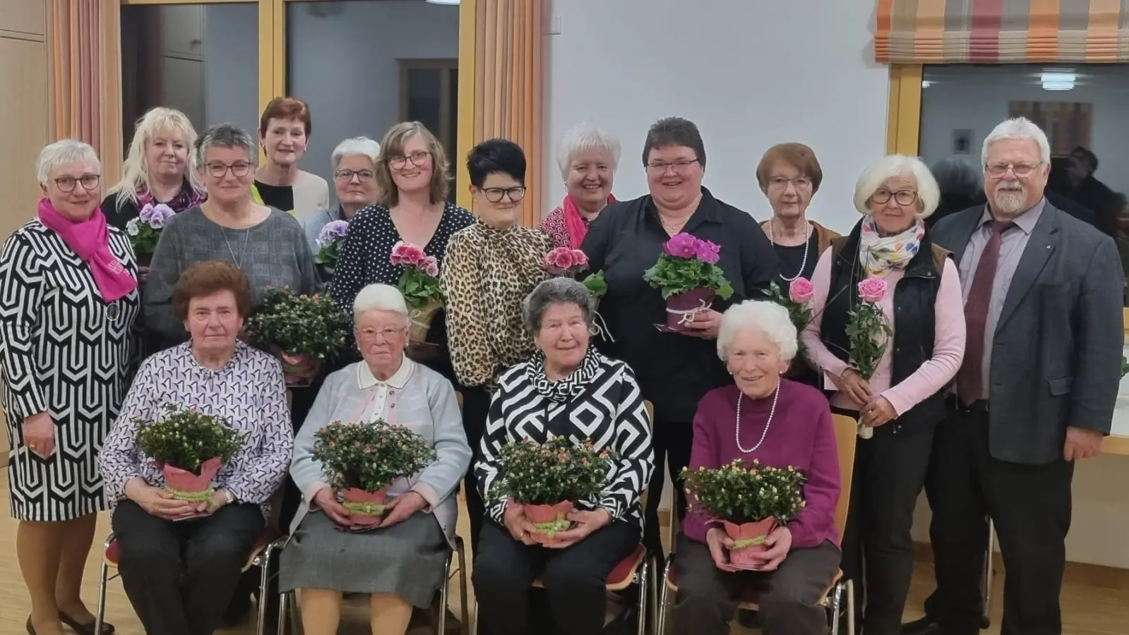 Die Jubilarinnen mit Bezirksvorsitzender Angelika Vogl (links) und Pfarrer Arnold Pirner (rechts).<br>Von links nach rechts, 1. Reihe: Elisabeth Specht, Thekla Bauer, Theresia Knorr, Hilde Meiller.<br>2. Reihe: Angelika Vogl, Ursula Müller, Marianne Paulus, Petra Irlbacher, Barbara Schwandner, Barbara Beer.<br>3. Reihe: Luise Köllner, Rita Schimetscheck, Hildegard Rupprecht, Rita Gleißner, Ingrid Mages. (Bild: Maria Lehnert)