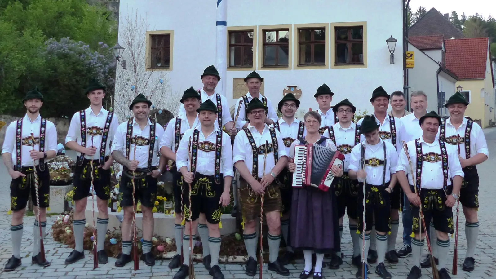 Traditionell wieder einen Maibaum am Kastler Marktplatz aufgestellt.- Goaßlschnalzer beendeten die Aktion mit einem Auftritt um das Kastler Frühlings- Symbol . (Bild: Josef Piehler)