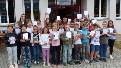 Alle Teilnehmer der 3. und 4. Klasse mit ihrer Lehrerin Magdalena Prechtl mit den Urkunden und die beste Teilnehmerin Linda Herrmann, (fünfte von links). (Bild: Sieglinde Schärtl )