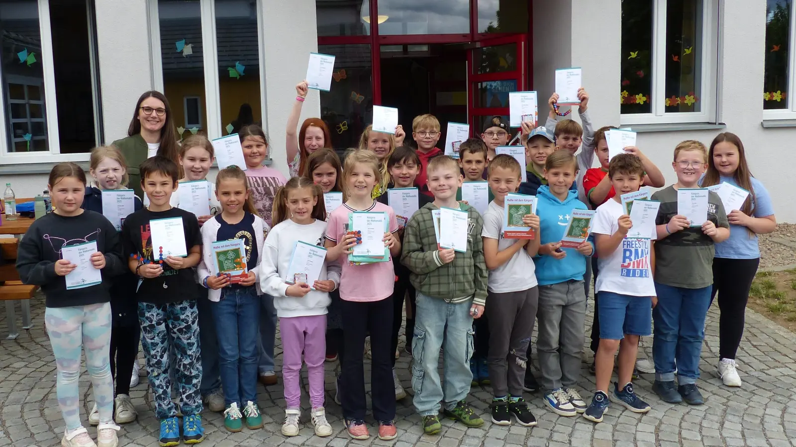 Alle Teilnehmer der 3. und 4. Klasse mit ihrer Lehrerin Magdalena Prechtl mit den Urkunden und die beste Teilnehmerin Linda Herrmann, (fünfte von links). (Bild: Sieglinde Schärtl )