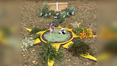 Flecki trifft Maria auf der Kräuterwiese (Bild: Maria Stich)