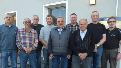 Roland Geyer ( Zweiter von links) ist neuer Obmann der Feldgeschworenen, links daneben der neue Stellvertreter Andreas Fellner. Neu im Amt sind Erwin Tafelmeyer und Florian Hirmer (hintere Reihe 2. und 3. von rechts). Verabschiedet wurden Josef Lobenhofer und Herbert Wölfl (vorne von rechts). (Bild: Siegfried Bock )