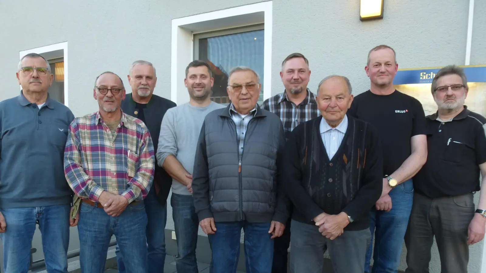Roland Geyer ( Zweiter von links) ist neuer Obmann der Feldgeschworenen, links daneben der neue Stellvertreter Andreas Fellner. Neu im Amt sind Erwin Tafelmeyer und Florian Hirmer (hintere Reihe 2. und 3. von rechts). Verabschiedet wurden Josef Lobenhofer und Herbert Wölfl (vorne von rechts). (Bild: Siegfried Bock )