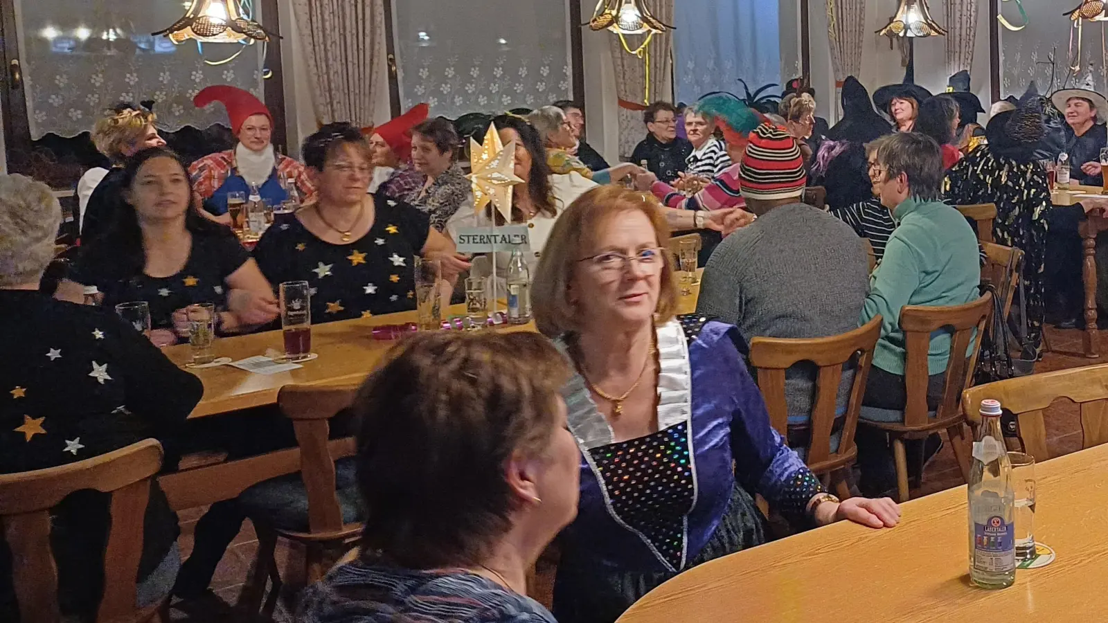 In eine bunte Märchenwelt lud der Frauenbund Teunz zum Faschingsabend ein.  (Bild: Elisabeth Dietz)