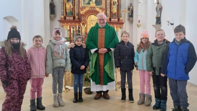 Pfarrer Gerhard Pausch mit den Kommunionkindern vor dem Volksaltar in der Pfarrkirche St. Margareta Leuchtenberg, beim Vorstellungsgottesdienst. (Bild: Maria Bodensteiner)