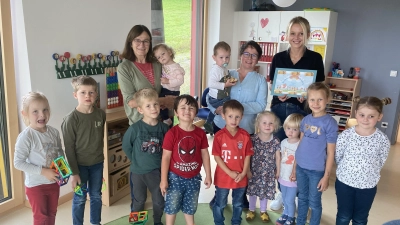 Stephy Schart (hinten rechts) überreicht dem Kinderhaus eine Spende von dreihundert Euro. (Bild: Josef Glas )