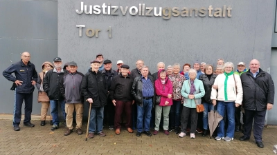 Teilnehmer der Kolpingbesuchsgruppe mit (links) stv. Aufsichtsdienstleiter Gernot Kranl und (rechts) Kolpingvorsitzender Michael Koller.  (Bild: Michael Koller)