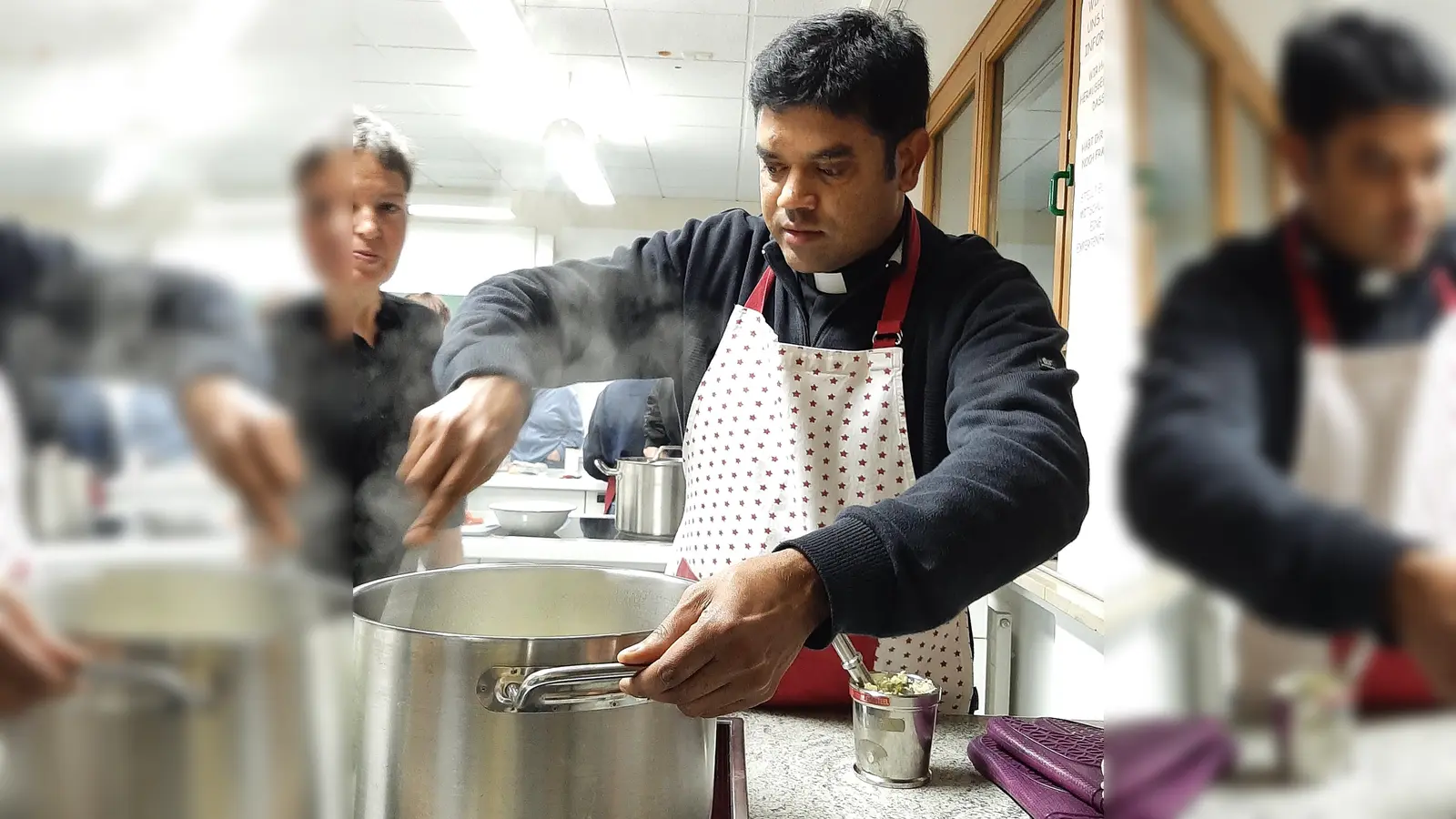 Indisch kochen mit Kaplan Chinna Dola. (Bild: Anita Niebauer)