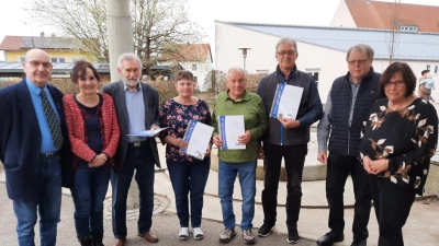Herr Fugmann, Dr. Mertins, Herr Gradl, FrauStürzer, Herr Ferstl, Herr Bauer, 2.Vors.Johann.Norgauer, 1.Vorsitzende Gerdi Gradl (von links).  (Bild: Peter Liedtke)