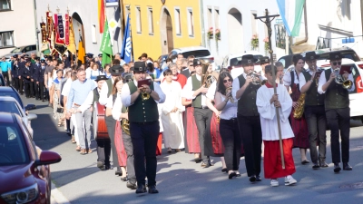 Von der Dreifaltigkeitssäule aus zieht der Kirchweihfestzug, angeführt von der Trachtenkapelle Waldthurn mit Pfarrer, Bürgermeister. Gremien und Vereinen zur Kirche St. Sebastian, die 42. Kirchweihgeburtstag feiert. (Bild: Franz Völkl)