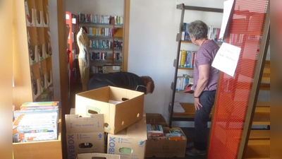 Bücher in Kartons gepackt, warten auf den Umzug.  (Bild: Adolf Mandl)