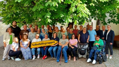 Sozialreferentin Susanne Augustin und Bürgermeister Martin J. Preuß (rechts außen) mit den Teilnehmerinnen und Teilnehmern des traditionellen Sommer-Stammtisches für regionale Selbsthilfegruppen. (Bild: Cornelia Lochner)