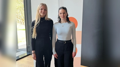 Saskia Ruhland und Pauline Wiederer, beide in der 10. Jahrgangsstufe des JAS-Gymnasiums Nabburg, beschäftigten sich im Rahmen des Science Camps der OTH Amberg-Weiden drei Tage lang intensiv mit theoretischen und praktischen Fragen rund um das Thema Biophysik. (Bild: Christian Schwab)
