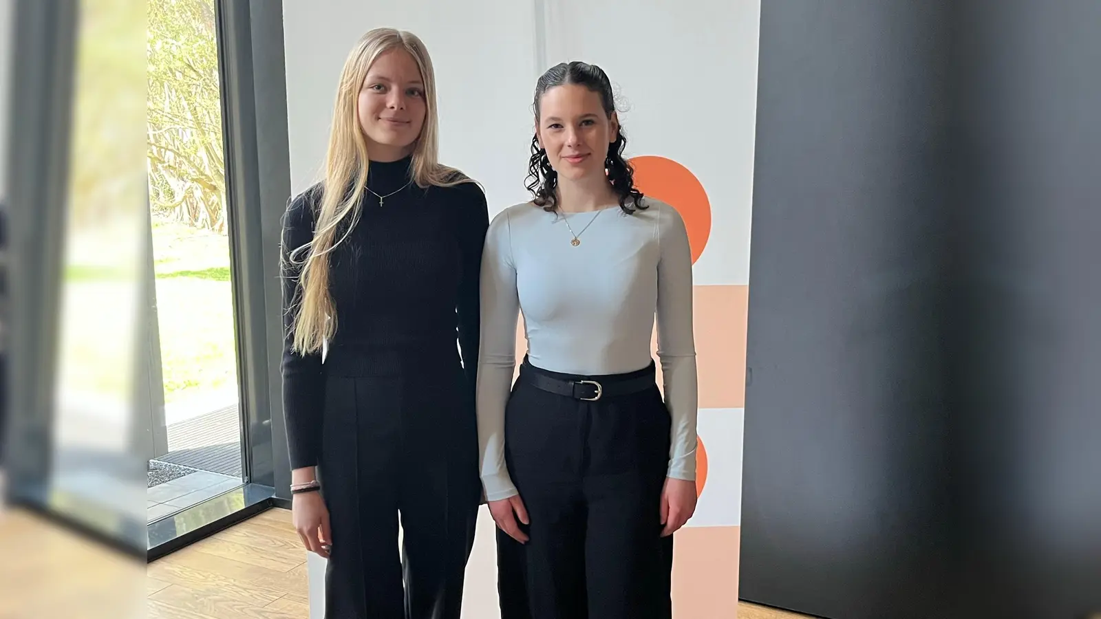 Saskia Ruhland und Pauline Wiederer, beide in der 10. Jahrgangsstufe des JAS-Gymnasiums Nabburg, beschäftigten sich im Rahmen des Science Camps der OTH Amberg-Weiden drei Tage lang intensiv mit theoretischen und praktischen Fragen rund um das Thema Biophysik. (Bild: Christian Schwab)