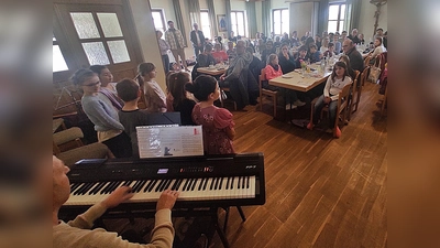 Viele Besucher folgen der Einladung der Gemeinde zum bunten Nachmittag in den Pfarrsaal  (Bild: lgc)