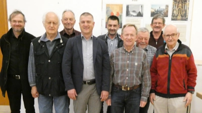 Pfarrer Thomas Stohldreier gratuliert der neuen Vorstandschaft Johann Fehlner, Lothar Hofmann, Dietmar Schaller, Karl Kiesl, Bernhard Kantor, Alfons Suttner, Alfons Gallersdörfer und Karl Prell (von links). (Bild: Karl Prell)