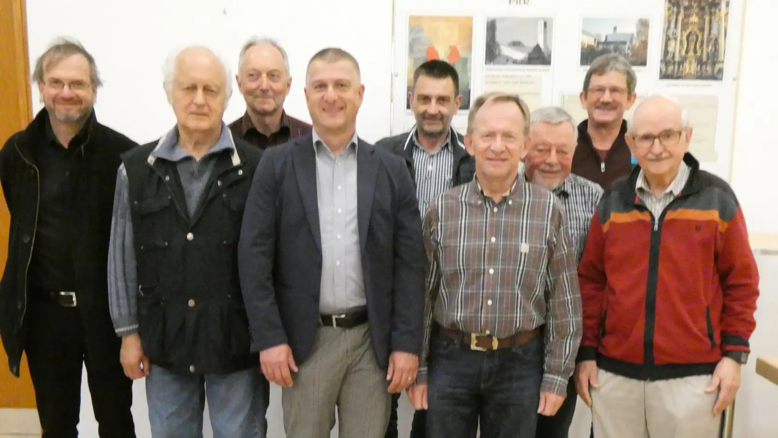 Pfarrer Thomas Stohldreier gratuliert der neuen Vorstandschaft Johann Fehlner, Lothar Hofmann, Dietmar Schaller, Karl Kiesl, Bernhard Kantor, Alfons Suttner, Alfons Gallersdörfer und Karl Prell (von links). (Bild: Karl Prell)