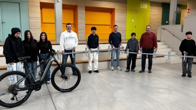 Horst Fröber (Vierter von links) übergab die Fahrradständer an Schulleiter RSD Oliver Brandt (Zweiter von rechts), Hausmeister Volker Zacherl (Vierter von rechts) und Schülerinnen und Schüler der Fichtelgebirgsrealschule. (Bild: Florian Winterling)