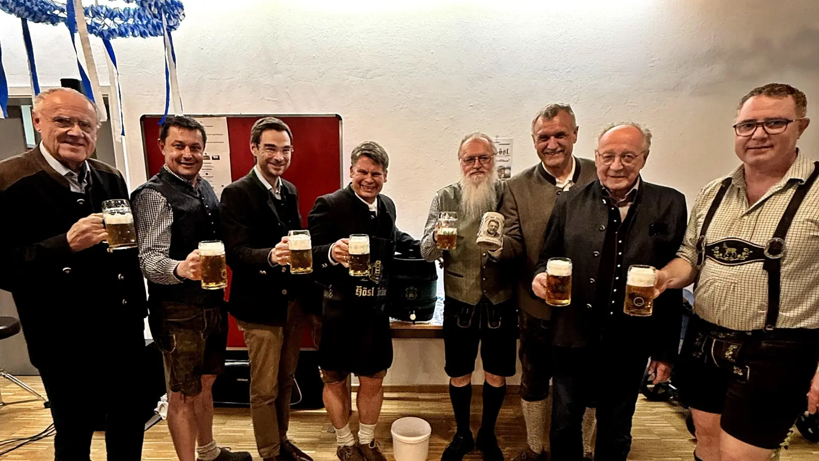 Ein Prosit der Gemütlichkeit beim Starkbierfest der CSU Weiden-West und Rehbühl mit einem vollen Pfarrsaal. (Bild: Reinhard Kreuzer)