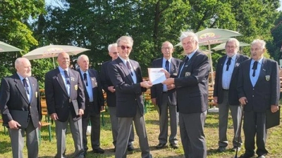 Im Rahmen des Bergwacht-Hüttenfestes am Johannisberg überreichte Robert Hierl (rechts) die Urkunde des Fränkischen Sängerbundes an Norbert Scholz (Mitte) für 40 Jahre aktives Singen im Männergesangsverein Johannisberg-Freudenberg. (Bild: Robert Hierl)