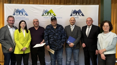 Auf dem Foto sind die Dienstjubilare, von links nach rechts, zu sehen: Hauptamtsleiter Stefan Walberer, Personalratsvorsitzende Bettina Seidel, Jubilar Victor Strecker, Jubilar Karl Burger, Jubilar Stefan Büttner, Oberbürgermeister Oliver Weigel, Beamtenvertreterin Martina Prucker. (Bild: Pauline Manzke)