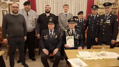 Im Bild von links: dritter Bgm Alexander Hecht, stellv. Kreisvortsitzender Thorsten Schiener, Kassenprüfer Heining Andreas, Schriftführer Patrick Scherm, Kreis-Organisations-Leiter VdRBW HFw Hartmut Schütze, Vorsitzender Kreisgruppe OpfNord Hptm d.R. Christoph Rolland, Kreisvorsitzender Wolfgang Danler, sitzend von links Bezirksvorsitzender Paul Kastner und Ehren-Kreis-Vorsitzender Anton Hauptmann. (Bild: Alexander Hörl)
