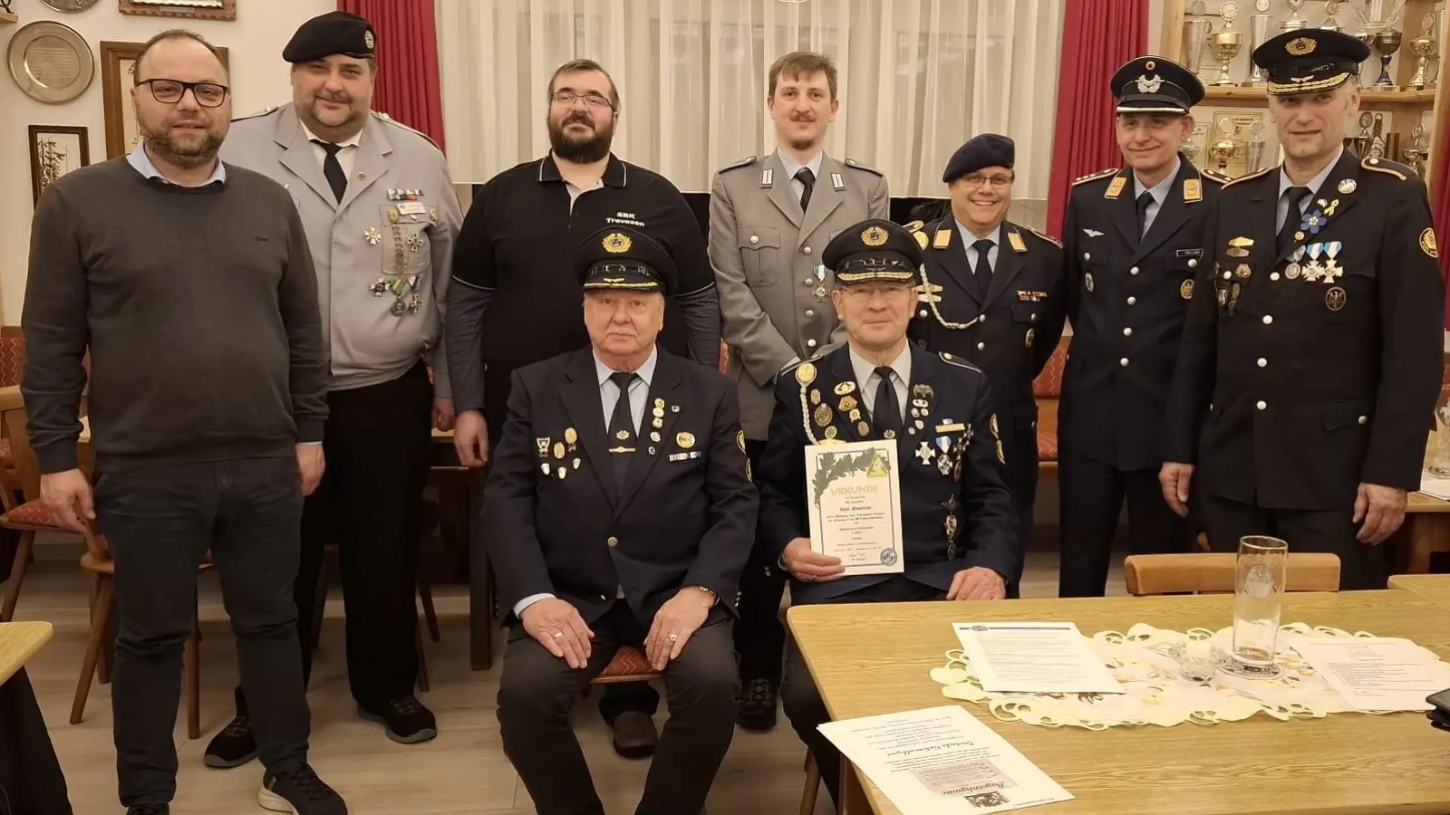 Im Bild von links: dritter Bgm Alexander Hecht, stellv. Kreisvortsitzender Thorsten Schiener, Kassenprüfer Heining Andreas, Schriftführer Patrick Scherm, Kreis-Organisations-Leiter VdRBW HFw Hartmut Schütze, Vorsitzender Kreisgruppe OpfNord Hptm d.R. Christoph Rolland, Kreisvorsitzender Wolfgang Danler, sitzend von links Bezirksvorsitzender Paul Kastner und Ehren-Kreis-Vorsitzender Anton Hauptmann. (Bild: Alexander Hörl)