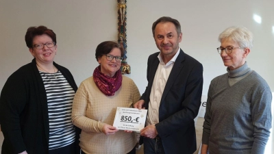 Die Spende an Pfarrer Martin Rupprecht überreichten (v.l.) Sonja Hummel, Agnes Härtl und Inge Kleber. (Bild: Karl Ziegler)