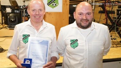 TSV-Vorsitzender Daniel Grillmeier (rechts) überreichte an Manfred Bauer die Verbands-Ehrenmedaille des Bayerischen Fußballverbands in Silber.  (Bild: Sebastian Bötzl/exb)