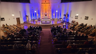 Zum Adventssingen war die Pfarrkirche St. Konrad besonders beleuchtet. (Bild: Michael Jakob)