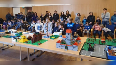 Bei der Präsentation stellen die Kinder ihre Bauwerke den Eltern und allen Anwesenden vor. (Bild: Martin Melchner)