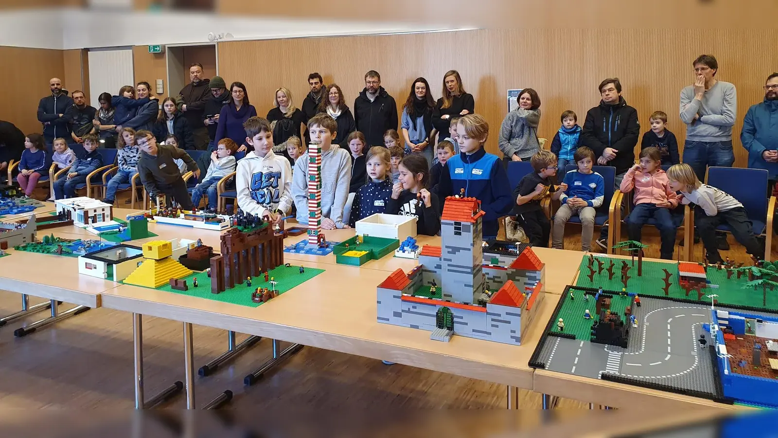 Bei der Präsentation stellen die Kinder ihre Bauwerke den Eltern und allen Anwesenden vor. (Bild: Martin Melchner)