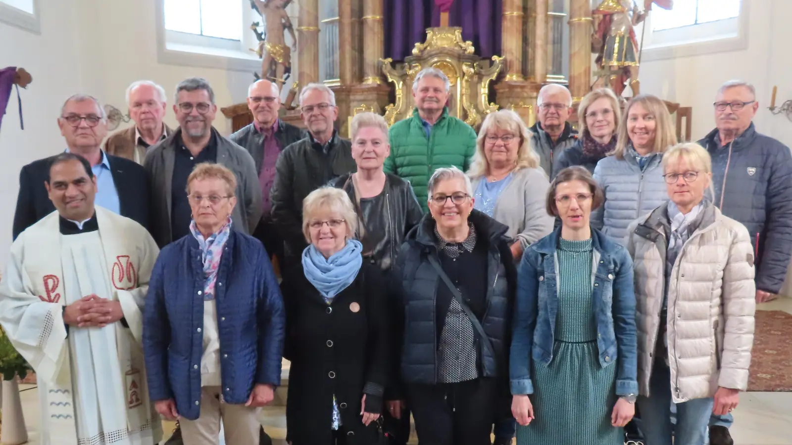 Pfarrer Benny Joseph, dahinter Georg Fritsche und Franz Böhm mit Kirchenchor und Organisten (Bild: Hans Apfelbacher)