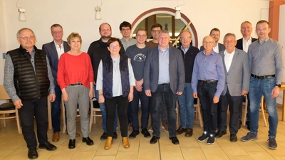Das einstimmig gewählte Vorstandsteam des CSU-Ortsverbandes mit dem Vorsitzenden Martin Merkl (7. von rechts) und seinen Stellvertretern Christoph Freimuth (7. von links), 3. Bürgermeister Hermann Gebhard (rechts) und Dr. Hans-Jürgen Schönberger (6. von rechts). Mit im Bild MdL Dr. Harald Schwartz (2. von rechts), Bürgermeister Hermann Falk (2. von links), 2. Bürgermeisterin Bärbel Birner (5. von links) und Ehrenortsvorsitzendem Werner Schulz (3. von rechts). (Bild: Reinhold Birner)
