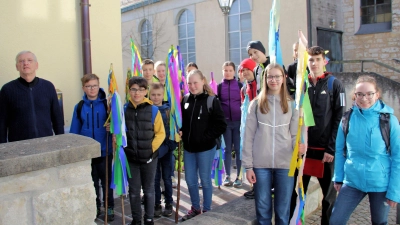 Die Ministranten mit Pfarrer Norbert Große. (Bild: Johann Bauer)