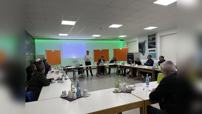 Erster Bürgermeister Nicolas Lahovnik (stehend) begrüßt zur letzten Bürgerwerkstatt im Jahr 2022 die engagierten Bürger zur Gesprächsrunde. (Archivbild: Kristina Wiedel)
