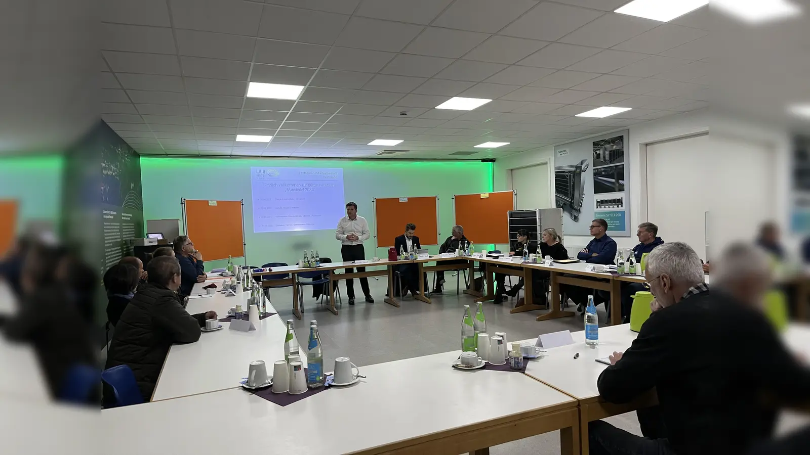 Erster Bürgermeister Nicolas Lahovnik (stehend) begrüßt zur letzten Bürgerwerkstatt im Jahr 2022 die engagierten Bürger zur Gesprächsrunde. (Archivbild: Kristina Wiedel)