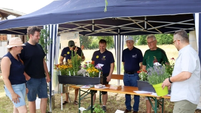Zum Tag der deutschen Imkerei präsentierten der Bienenzuchtverein Sulzbach-Rosenberg im Bürgerpark als Bienennahrung auch intelligente Blumenkästen, die von den Sulzbach-Rosenberger Stadtgärtnern als langjährige Partner der Imker angepflanzt wurden. (Bild: Martin Franitza)