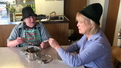 Petronella und Josefine (von links) zeigten auf, dass Männer nicht kochen können und sorgten dabei für enorme Stimmung (Bild: Maria Winter)
